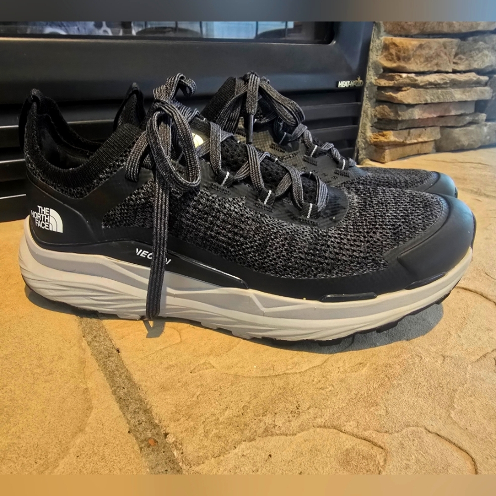 The North Face Womens Black and Gray VECTIV Sneakers Sz 8
